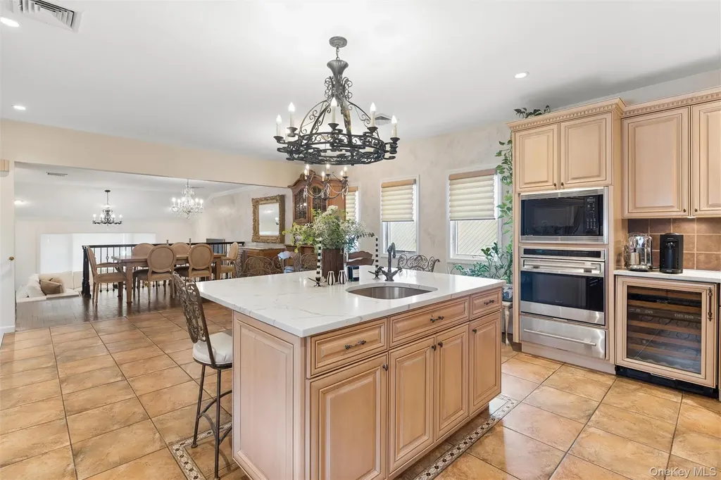 2064 Oliver Way Merrick NY 11566