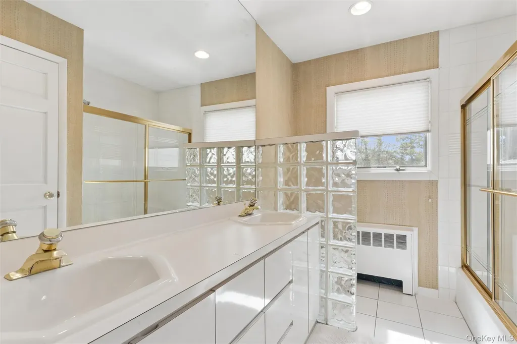 2064 Oliver Way Merrick NY 11566
