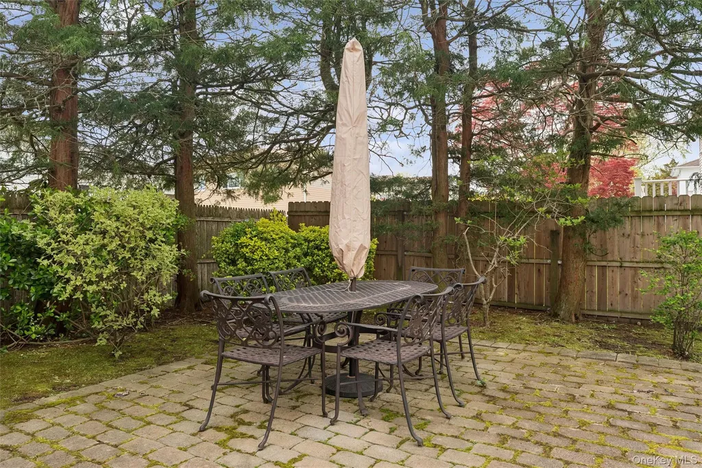 2064 Oliver Way Merrick NY 11566