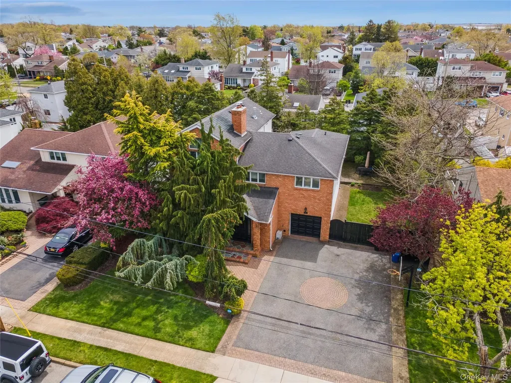 2064 Oliver Way Merrick NY 11566