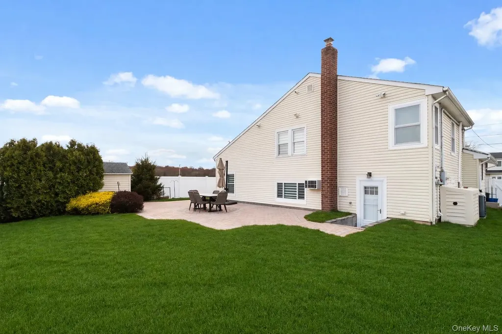 166 Pratt Street West Babylon NY 11704