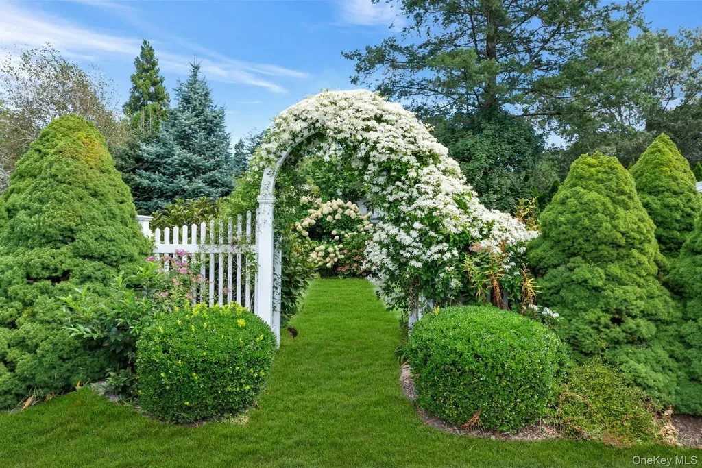 15405 Main Road Mattituck NY 11952