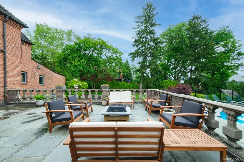 10 Ridge Place Pelham NY 10803