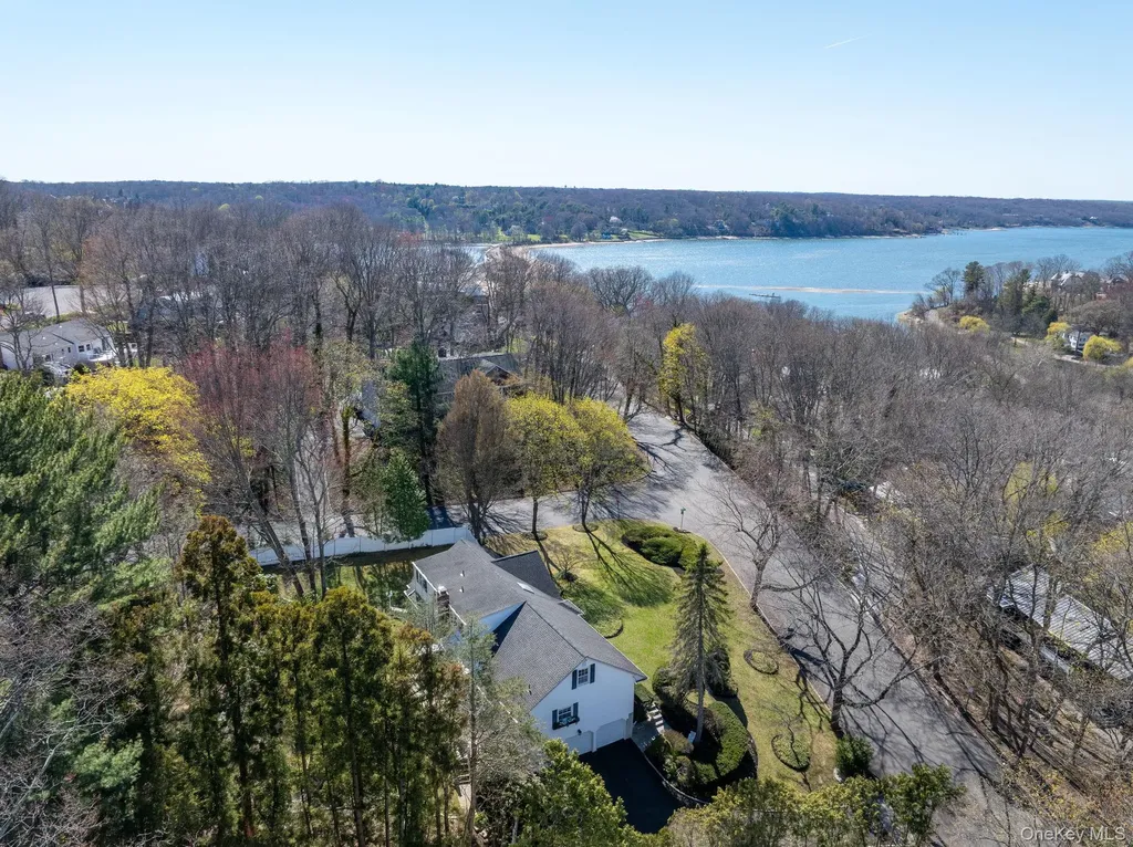 32 Fairway Place Cold Spring Harbor NY 11724
