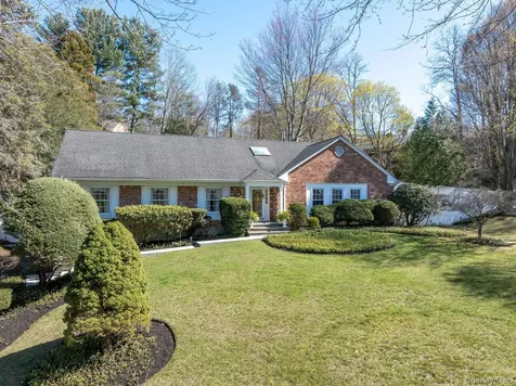 32 Fairway Place Cold Spring Harbor NY 11724