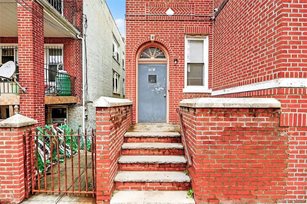 759 E 221st Street Bronx NY 10467