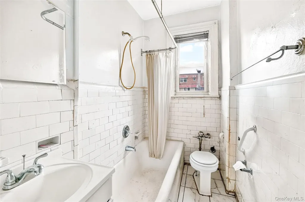 759 E 221st Street Bronx NY 10467