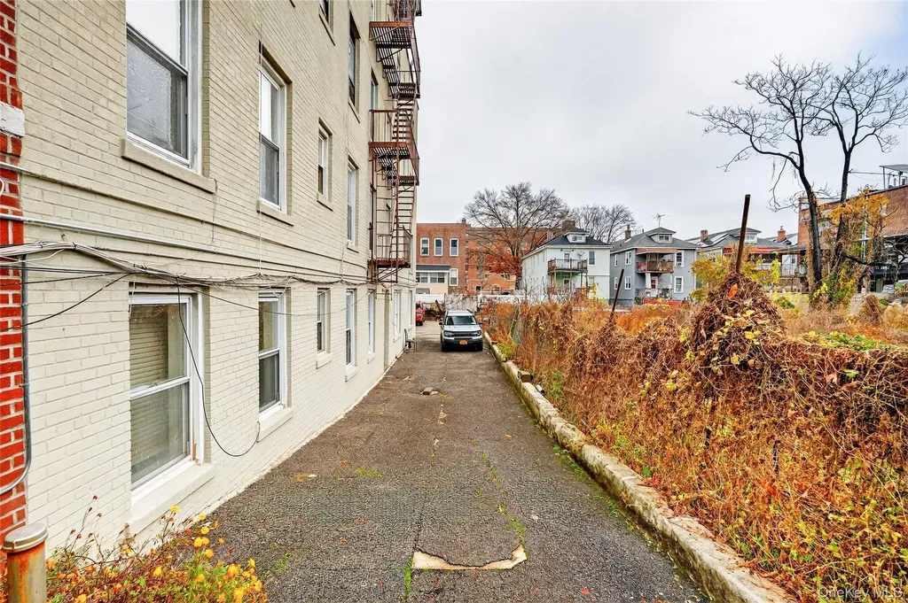 759 E 221st Street Bronx NY 10467