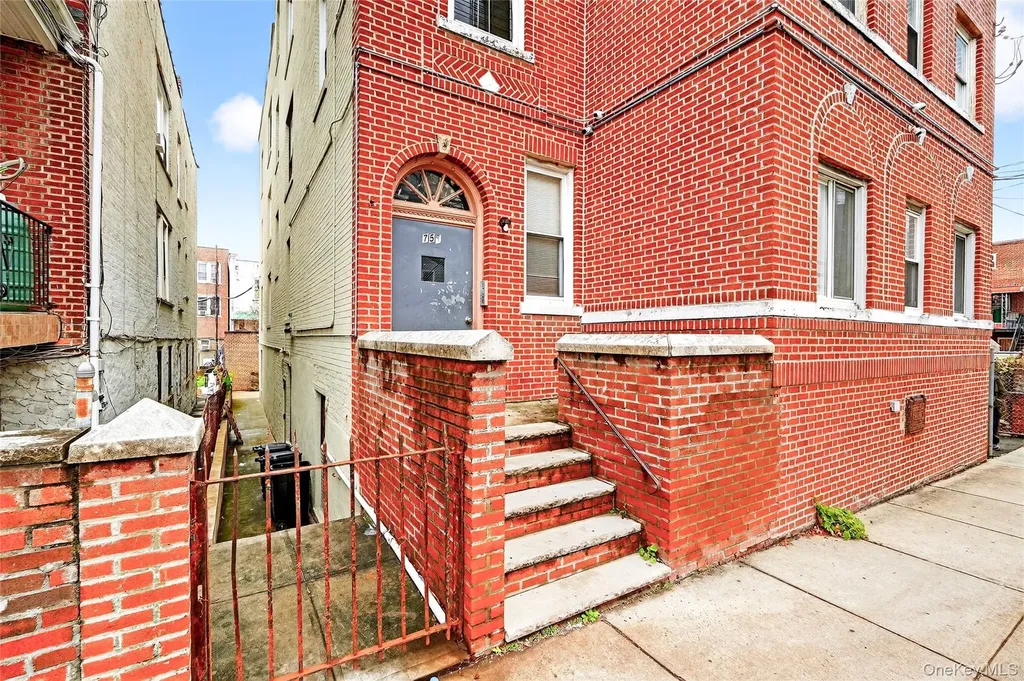 759 E 221st Street Bronx NY 10467