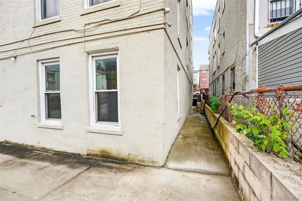 759 E 221st Street Bronx NY 10467