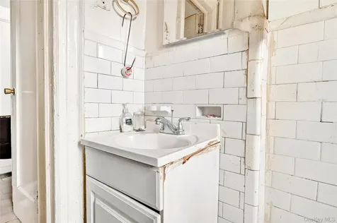 759 E 221st Street Bronx NY 10467