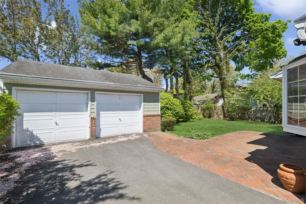 22 Baylis Place Syosset NY 11791