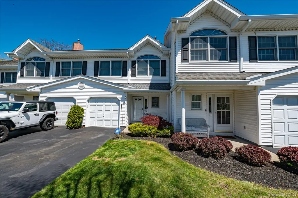 15 S Country Common West Islip NY 11795