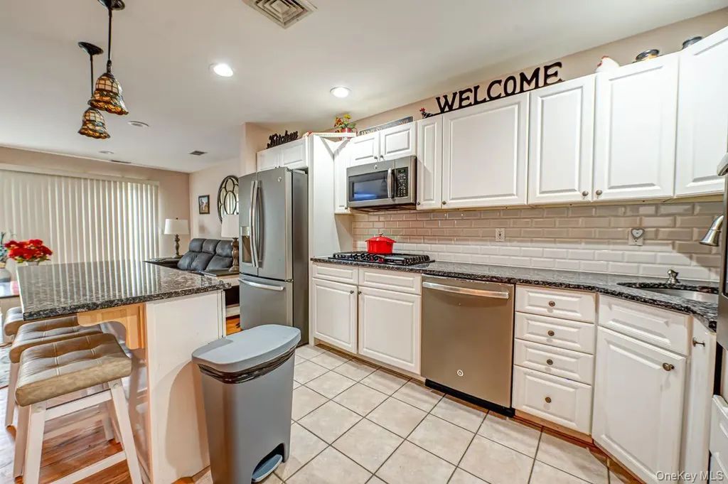 15 S Country Common West Islip NY 11795