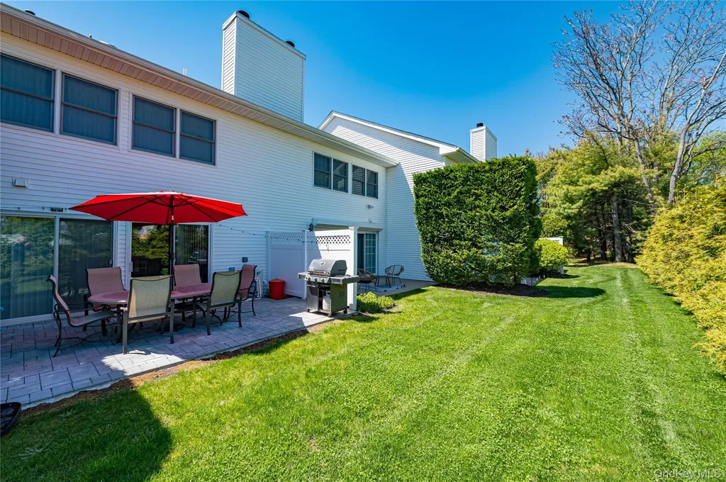 15 S Country Common West Islip NY 11795