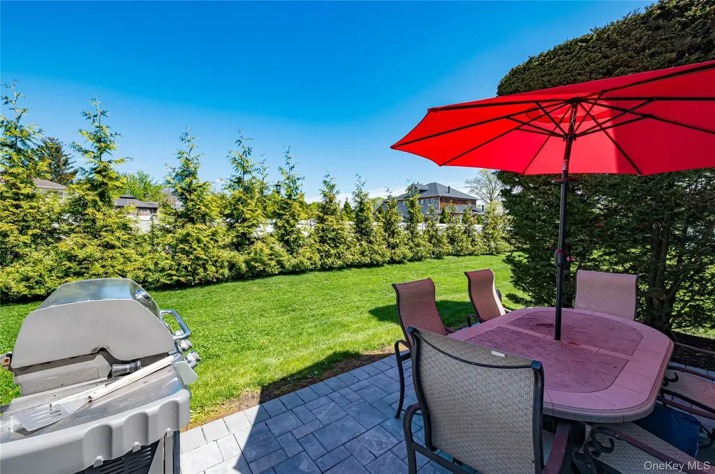 15 S Country Common West Islip NY 11795