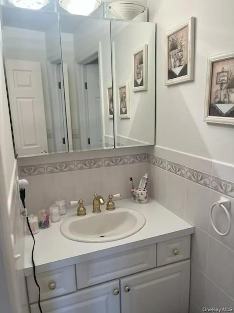 15 S Country Common West Islip NY 11795