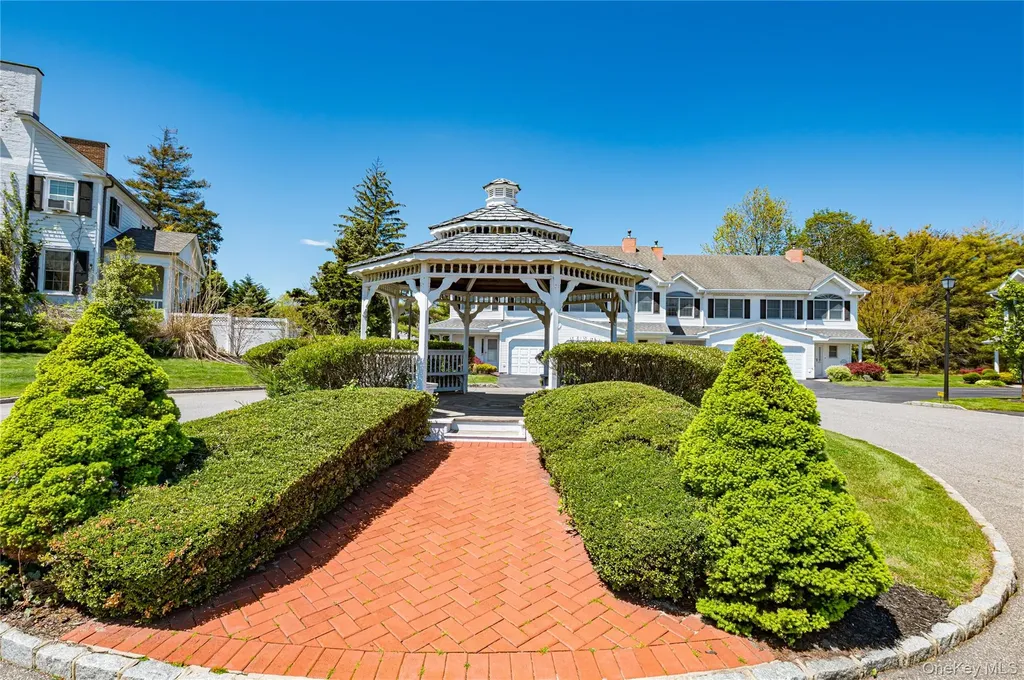 15 S Country Common West Islip NY 11795