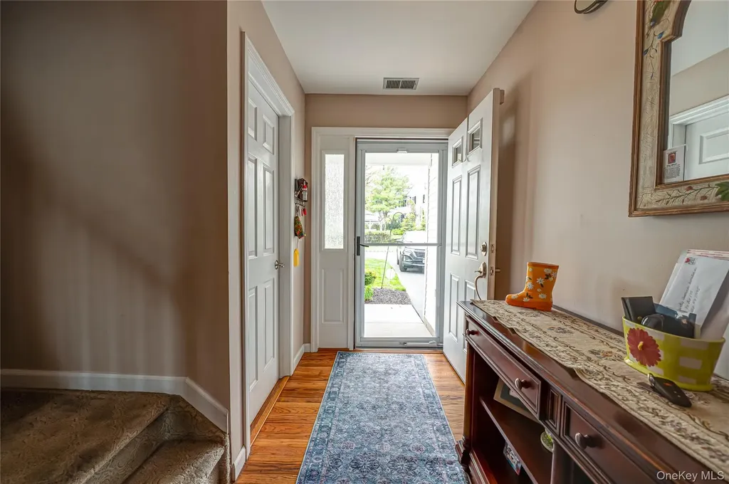 15 S Country Common West Islip NY 11795