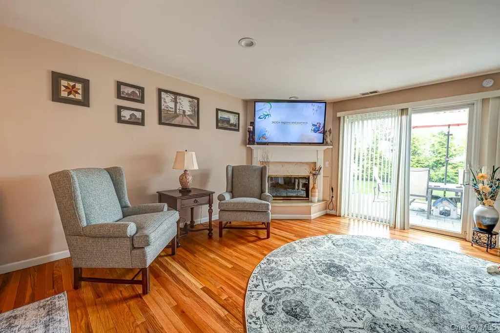 15 S Country Common West Islip NY 11795