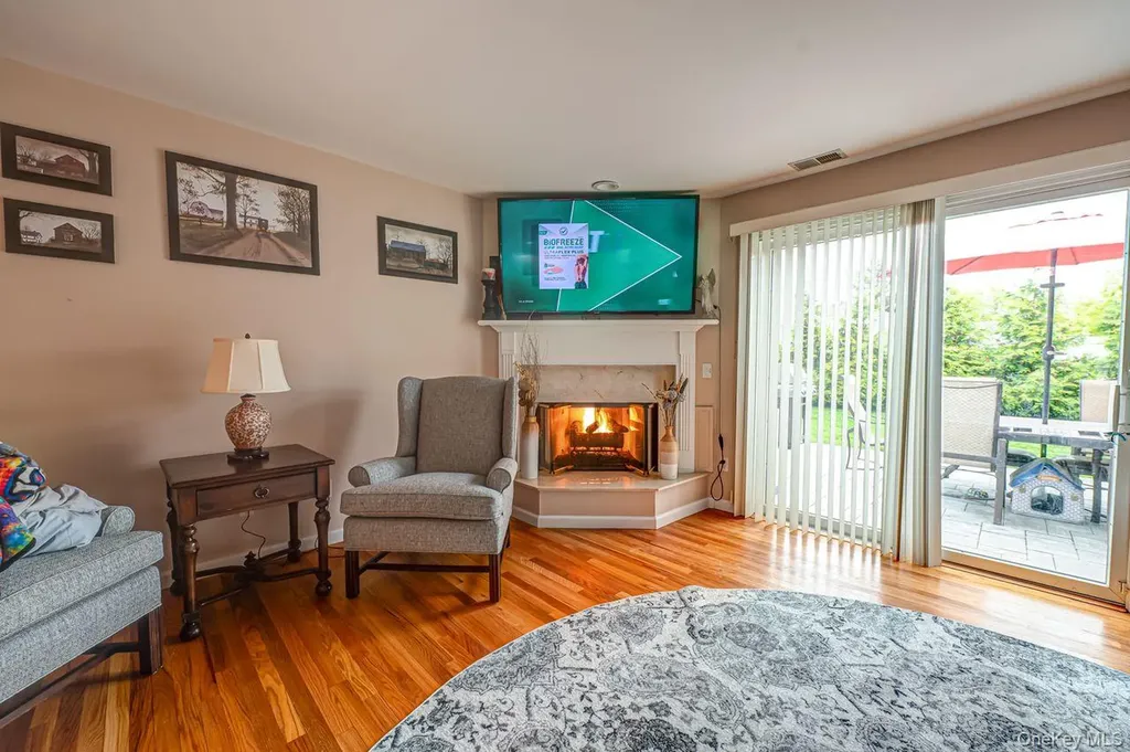 15 S Country Common West Islip NY 11795
