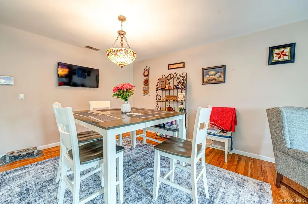 15 S Country Common West Islip NY 11795