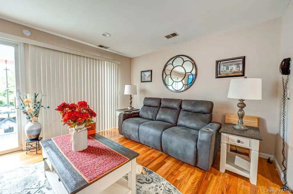 15 S Country Common West Islip NY 11795