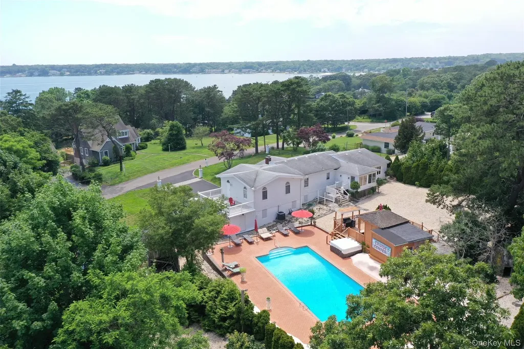 5 Huckleberry Lane E Hampton Bays NY 11946