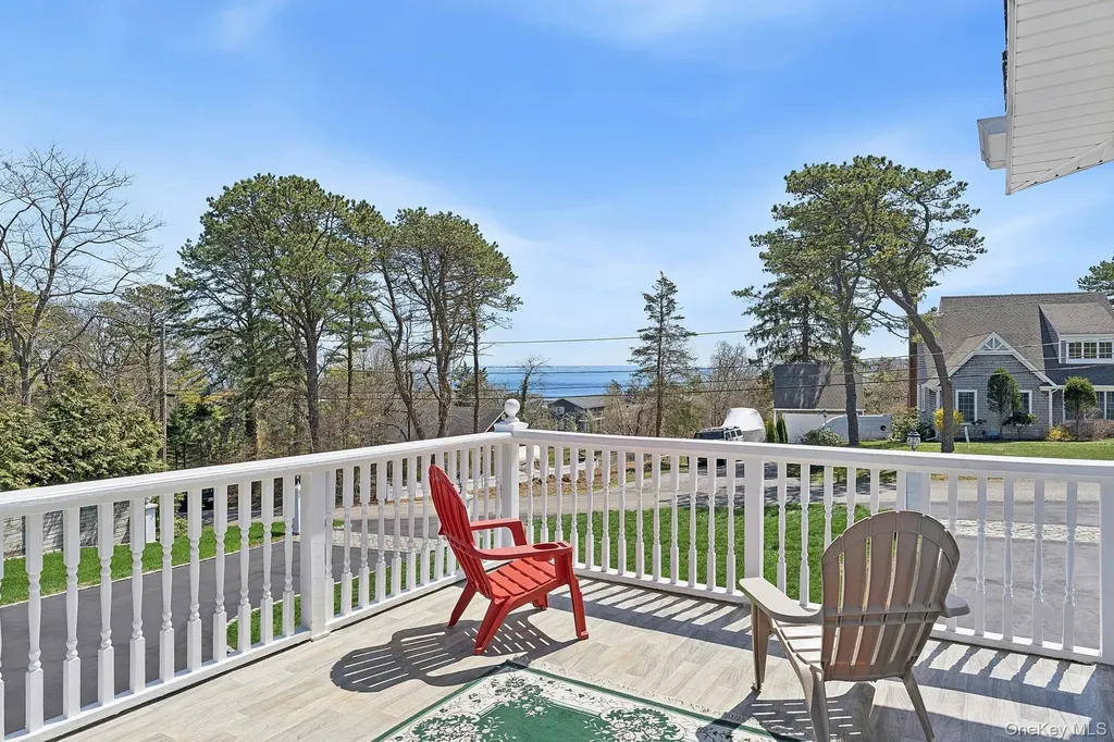 5 Huckleberry Lane E Hampton Bays NY 11946