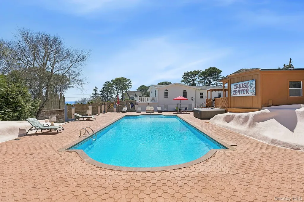 5 Huckleberry Lane E Hampton Bays NY 11946