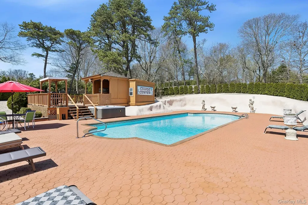5 Huckleberry Lane E Hampton Bays NY 11946