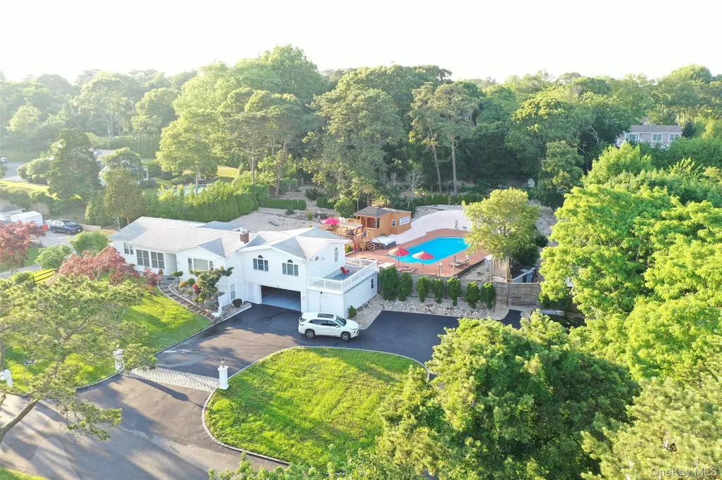 5 Huckleberry Lane E Hampton Bays NY 11946