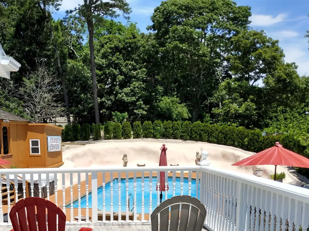 5 Huckleberry Lane E Hampton Bays NY 11946