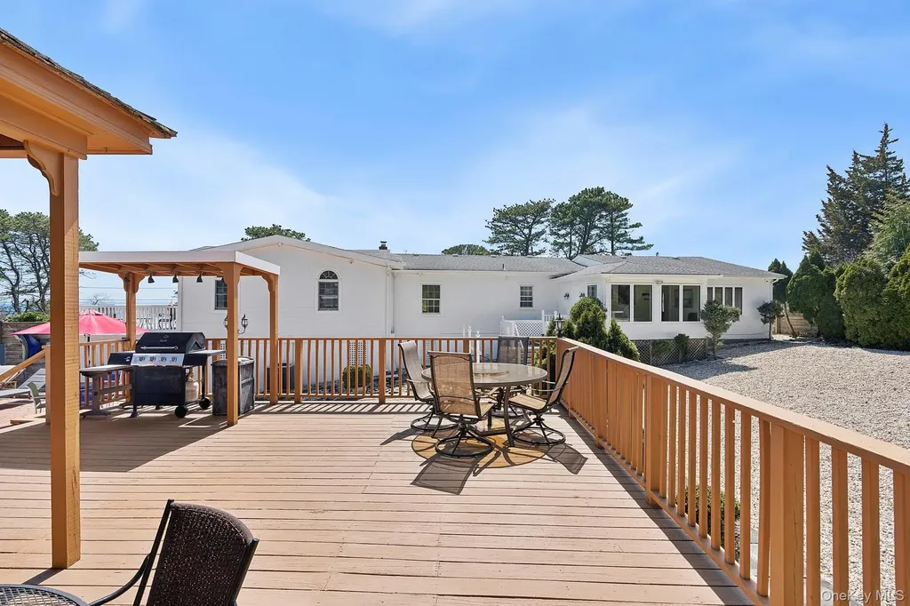 5 Huckleberry Lane E Hampton Bays NY 11946