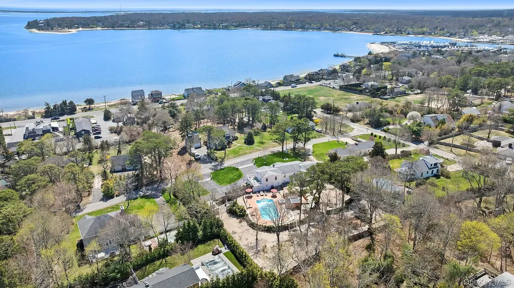 5 Huckleberry Lane E Hampton Bays NY 11946