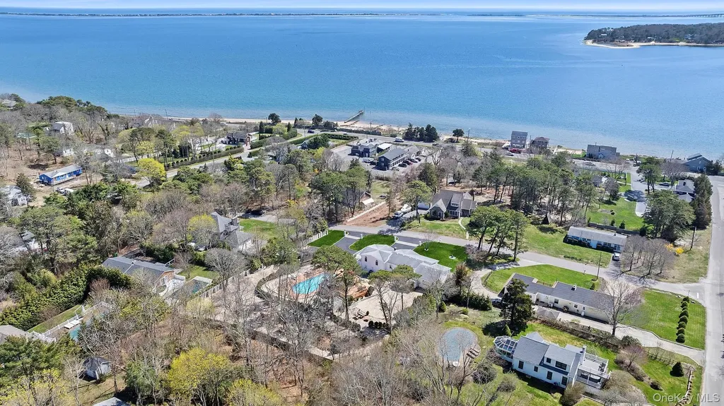 5 Huckleberry Lane E Hampton Bays NY 11946