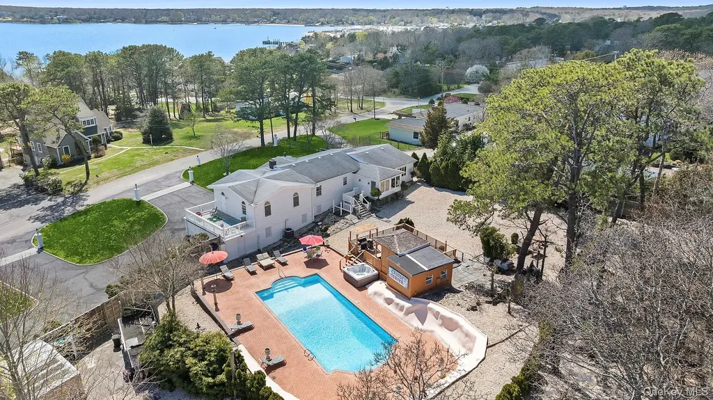 5 Huckleberry Lane E Hampton Bays NY 11946