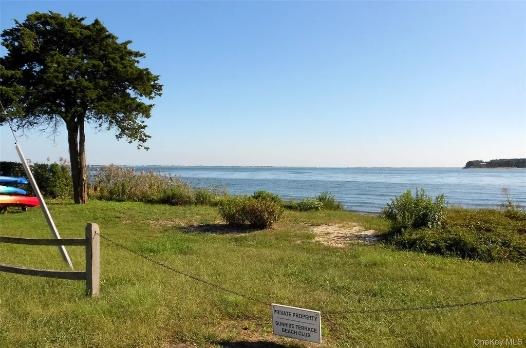 5 Huckleberry Lane E Hampton Bays NY 11946