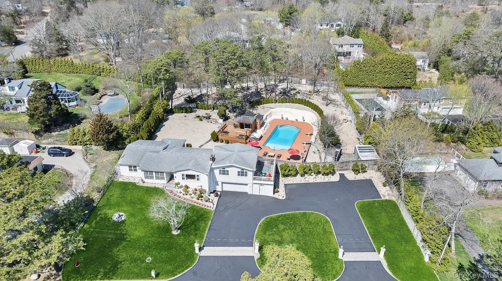 5 Huckleberry Lane E Hampton Bays NY 11946