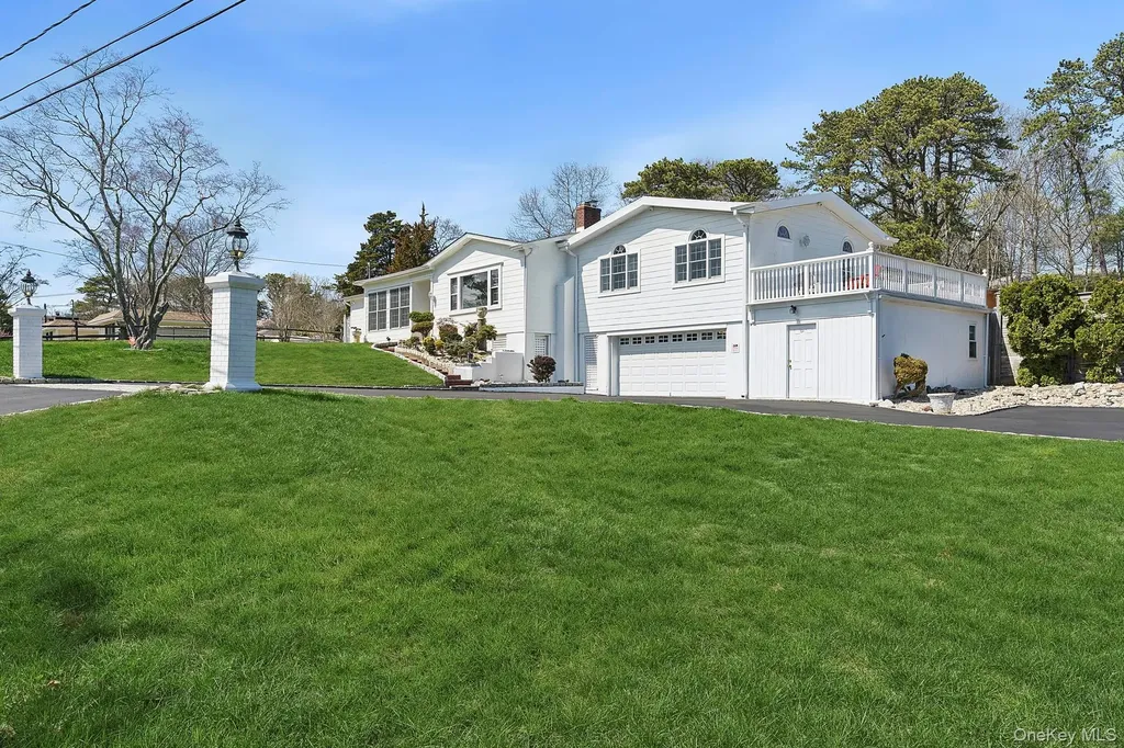 5 Huckleberry Lane E Hampton Bays NY 11946