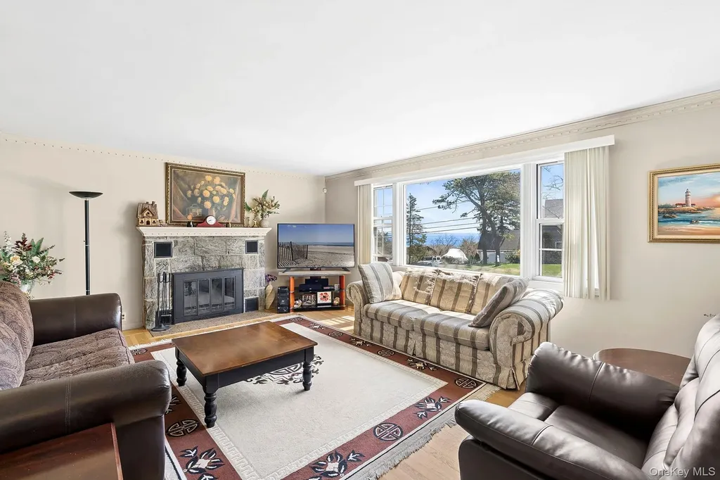 5 Huckleberry Lane E Hampton Bays NY 11946
