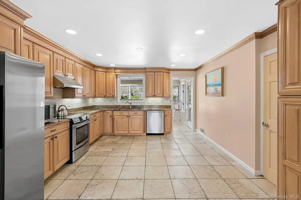 5 Huckleberry Lane E Hampton Bays NY 11946