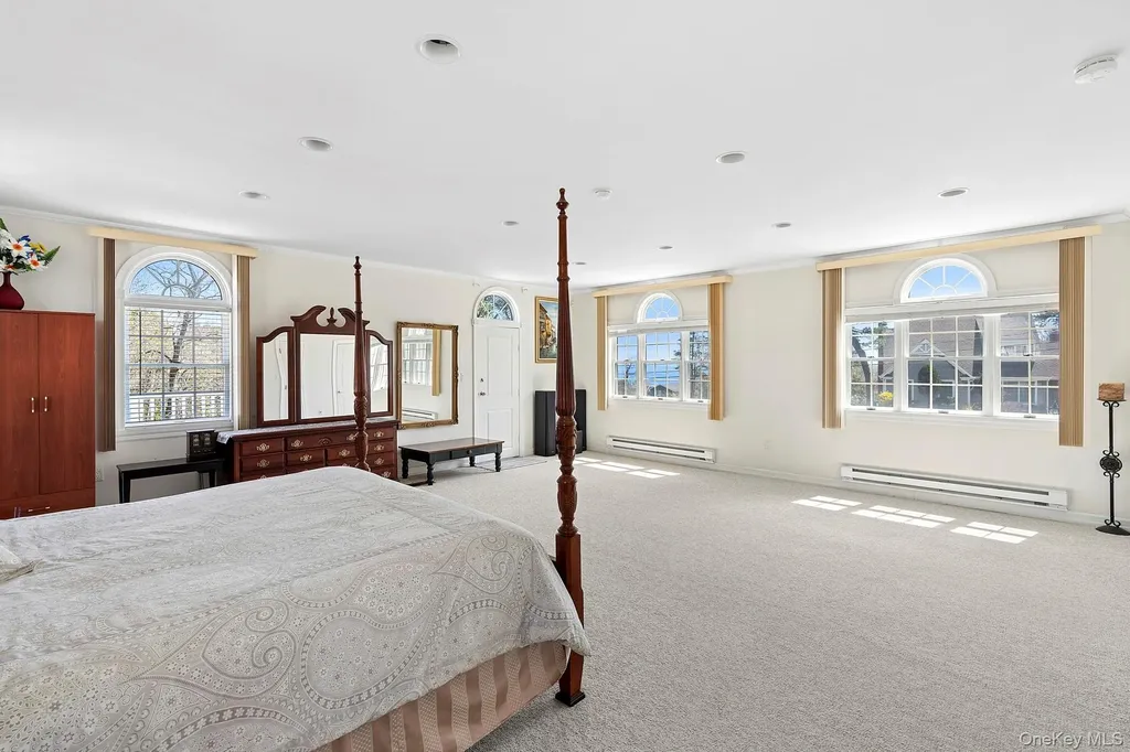 5 Huckleberry Lane E Hampton Bays NY 11946