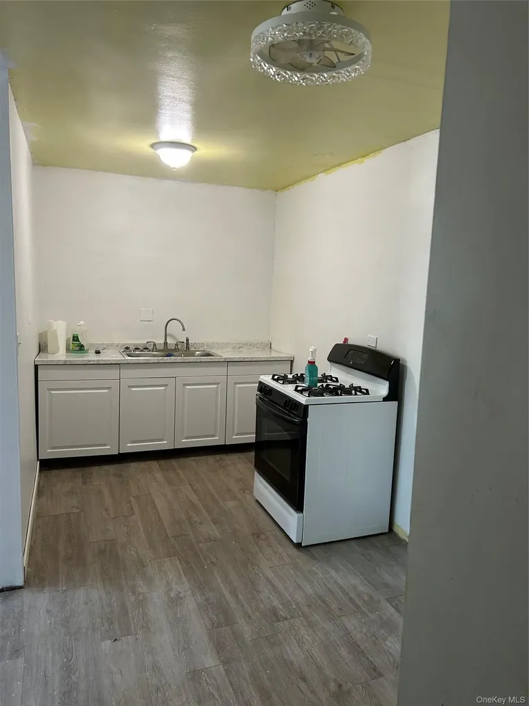 3121 Middletown Road Bronx NY 10461