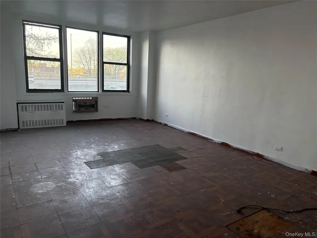 3121 Middletown Road Bronx NY 10461