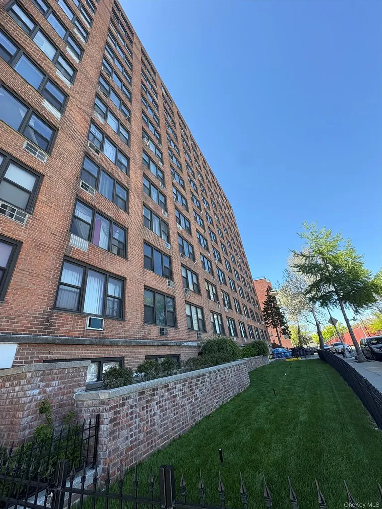 3121 Middletown Road Bronx NY 10461
