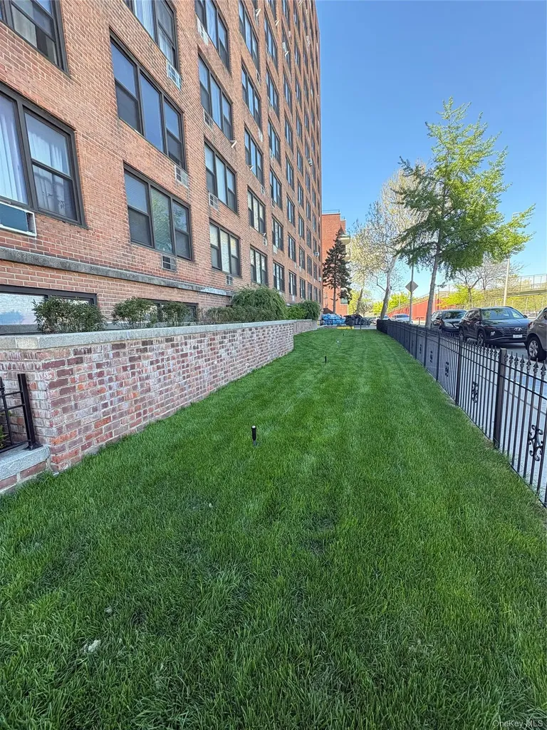 3121 Middletown Road Bronx NY 10461