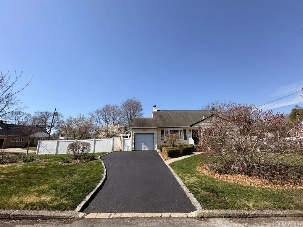 3 Barnfield Place North Babylon NY 11703