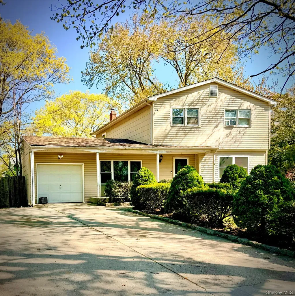 13 Hampton Avenue Mastic NY 11950