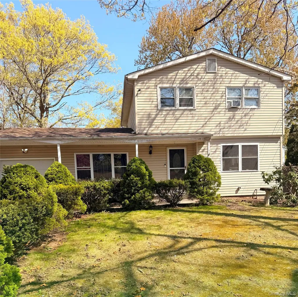 13 Hampton Avenue Mastic NY 11950